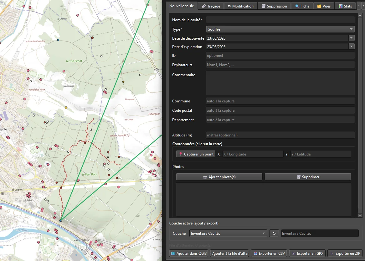 Karst Entry dans QGIS : formulaire de saisie à gauche, carte avec les phénomènes karstiques géoréférencés à droite