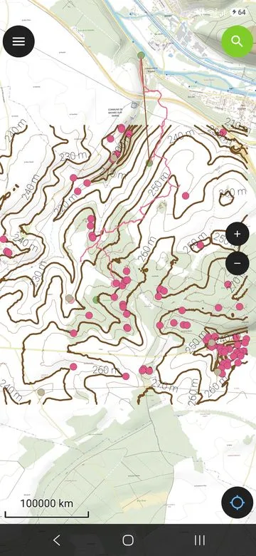 QField sur téléphone : carte des cibles de prospection avec courbes de niveau