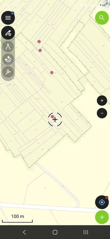 QField sur téléphone : navigation vers une cible P2 sur le terrain