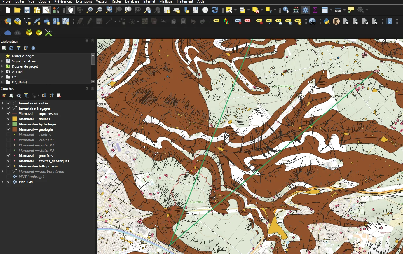 QGIS avec le projet généré par KarstPro : dolines scorées, cibles P1/P2, géologie, hydrologie, MNT ombré